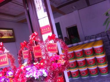 賀喜羅城梁總形象店開(kāi)業(yè)！梁總是歐耐克防水的老客戶，一直是河池宜州的代理，在宜州防水市場(chǎng)具有很強(qiáng)的市場(chǎng)影響力。2015年，梁總加大了在防水方面的投入，在羅城開(kāi)了一家新的防水店——?dú)W耐克防水羅城形象店。